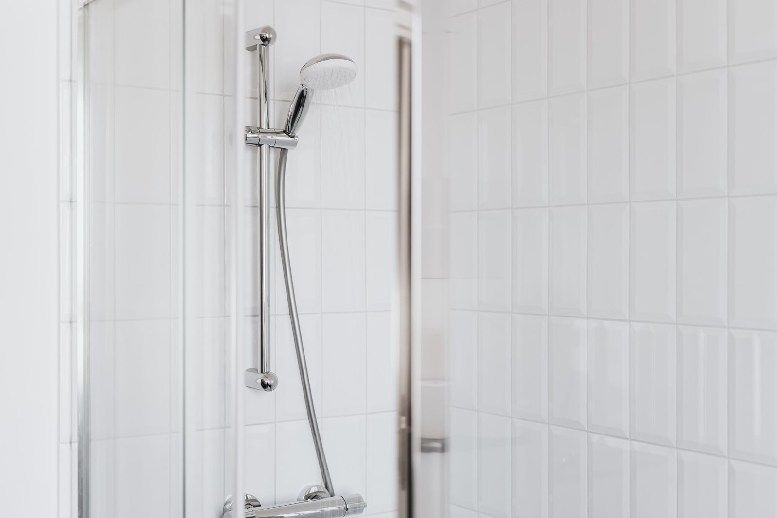 Betegelde douchehoek in een badkamer